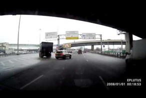 Девушка на мерседесе решила перестроиться