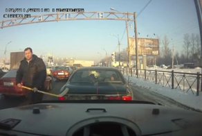 Быдло с клюшкой против перцового баллончика (2 видео)