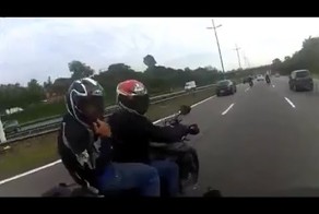 Как нужно бежать на мотоцикле от грабителей! 