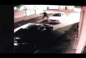 Грабитель вырубил себя вернувшимся к нему кирпичом