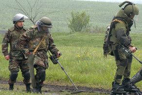 В Донецке и Луганске работают саперы