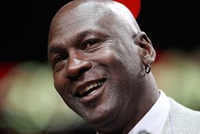 Майкл Джордан стал первым спортсменом-миллиардером в списке Forbes   