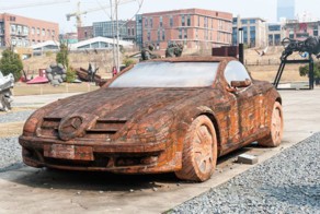 Mercedes-Benz из кирпича и цемента