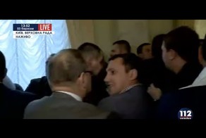 Драка в Раде до первой крови: Ляшко и Мельничук выкатились под ноги жу