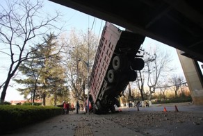 Водитель чудом остался жив после падения грузовика с моста