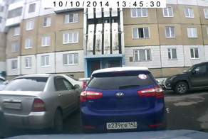 Дамочка перепутала педали на парковке