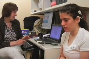 Глухая девочка впервые слышит звуки