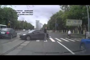 Мужик остановился на пешеходном и получил в зад
