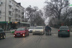 В Ростове водитель сбил женщину с ребёнком