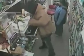 Девушка-продавец дала отпор вооруженному грабителю