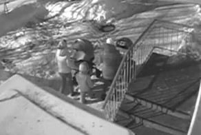  Снежная глыба упала на коляску с младенцем в Кирове