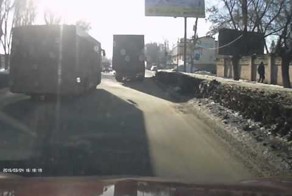 Фура зацепила автобус