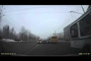 Неадекватный водитель - ДТП в Омске
