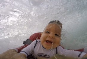 Девятимесячный малыш покоряет волны вместе с папой серфером