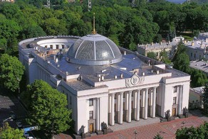 На заседании Верховной Рады Олег Ляшко рассматривает фото голых мужчин