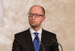 Яценюк собрался бежать в Канаду