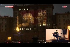 В Москве на фасаде посольства США устроили показ патриотического клипа