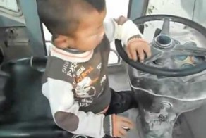 Нельзя поверить,если не увидишь,кто управляет этим огромным погрузчико