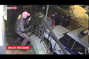 Повезло полицейскому что только пнули 
