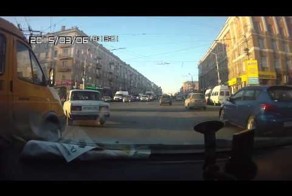 Газель спешит взять пассажиров