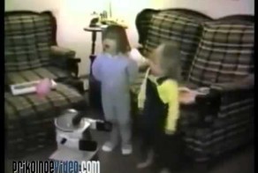 Девочки целуются очень прикольный позитивный момент