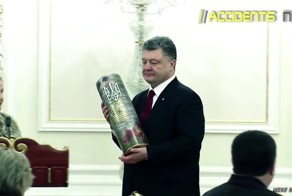 Порошенко с гильзой от снаряда! Ну всё уже пособирал!