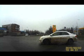 Неудачно выехал с заправки