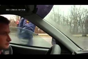 Сотрудник ГАИ по ходу постоянно меняет свое мнение