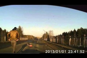 Таксист выпрыгнул сам или выпал, но красиво получилось