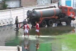 Футбольные курьезы, вызванные проливными дождями.