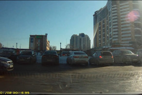 Не совсем удачный выезд с парковки