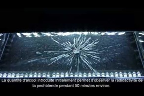 Наглядная радиация урана в камере Вильсона