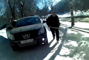 Водитель с битой на тротуаре