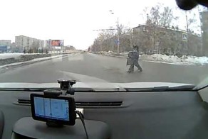 Пропустил пешеходов и получил