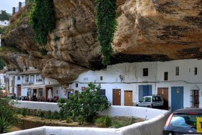 Сетениль-де-лас-Бодегас - уникальный городок с нависающими над домами