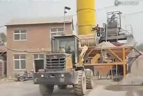 Семилетний пацан из Китая работает на фронтальном погрузчике