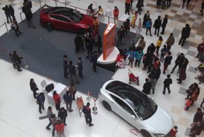 Ребенок на автомобиле Tesla сбил беременную женщину