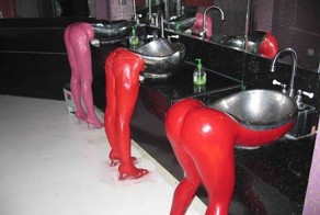 Жестокий прикол с зеркалом в туалете