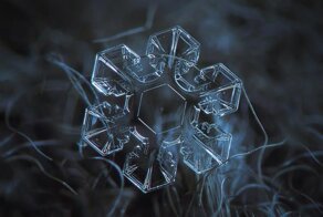 Образование кристаллов льда и снежинок, макросъемка