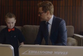 Роберт Дауни-младший в образе Тони Старка дарит ребенку-инвалиду бионический протез