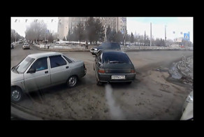 Авария дня 1874. ДТП на светофоре в Магнитогорске