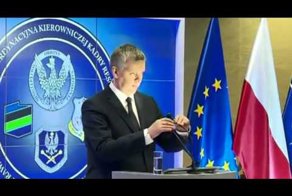 Министр обороны Польши на брифинге говорил в... лампочку