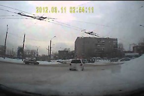 Автобус хотел проехать сквозь трамвай