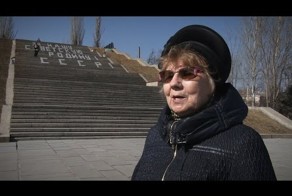 Жительница Сталинграда-Волгограда: Надпись на ступенях к главному мону