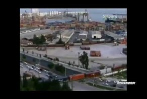 Поезд сбивает фуру, а фура человека