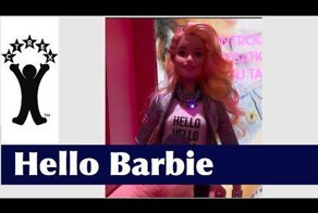 При нажатии на пряжку пояса кукла начинает задавать вопросы 