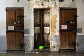 Тюрьма в логове  демократии