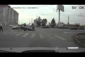 Лег на крышу на перекрестке