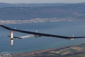 Самолет на солнечных батареях благополучно приземлился в Индии