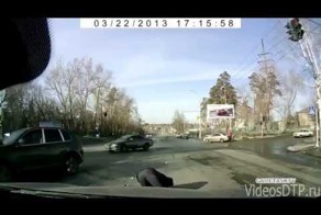 Porsche cayenne сбивает 2х пешеходов